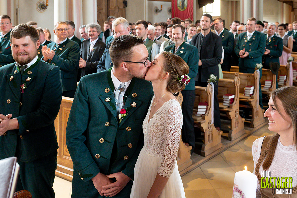 Hochzeitsfotografie Bergen: Frühlingshochzeit mit glücklichem Brautpaar im Chiemgau