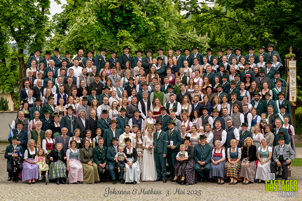 Hochzeitsfotografie Bergen: Frühlingshochzeit mit glücklichem Brautpaar im Chiemgau